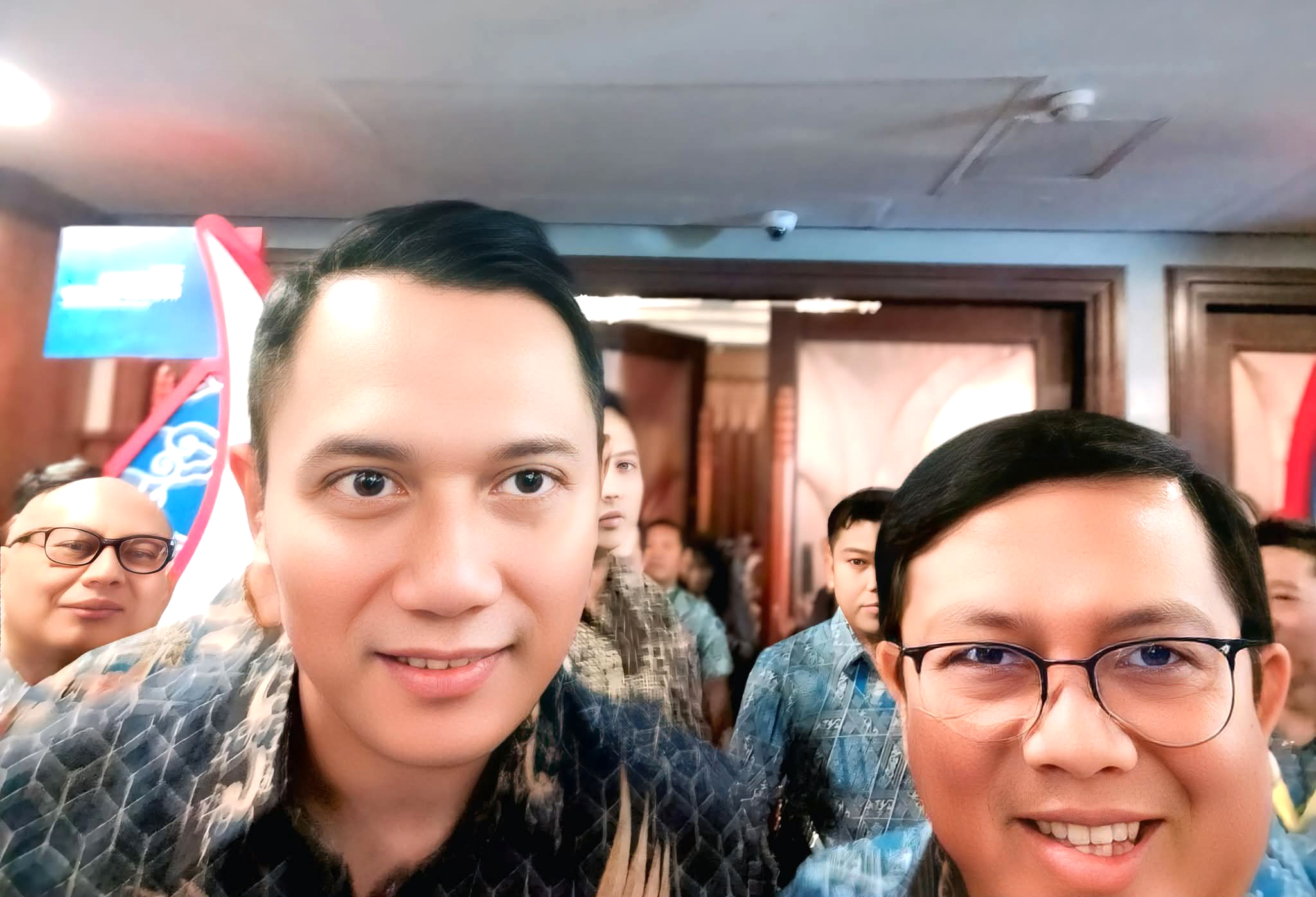 Foto bersama dengan Menteri Ketenagakerjaan, Menteri Koordinator Bidang Infrastruktur, Menteri UMKM, Menteri Ekraf, Bapak Sofyan Wanandi dan Para Ketua DPK/DPKO APINDO. [ Hari ke-2 Rakerkonas XXXIV DPN APINDO 2025 ]
